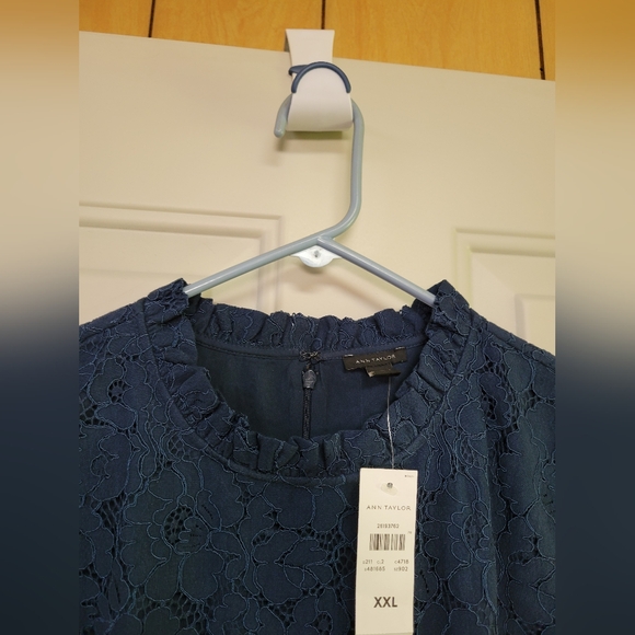 Sleeveless Floral Lace Blouse - Picture 8 of 8